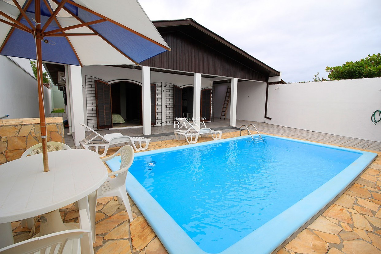 Casa com Piscina - Bairro Nereidas - Guaratuba