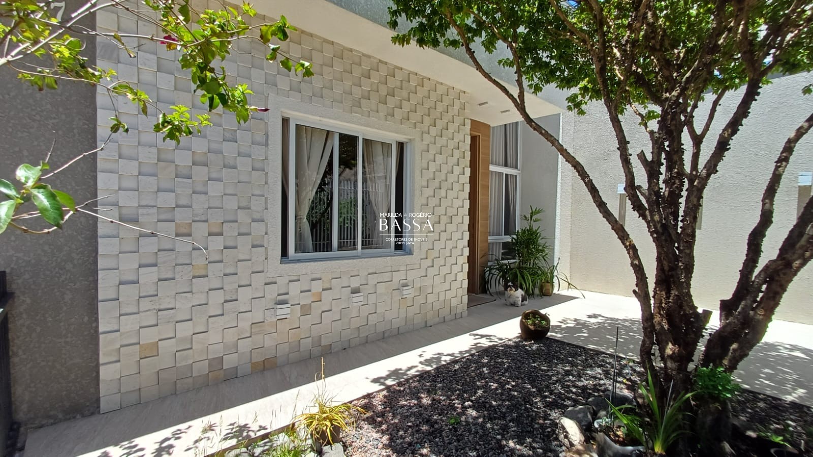 Casa com 03 quartos e barracão de 260m² - Bairro Afonso Pena em SJP